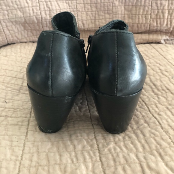 Clarks black leather heeled booties size 8.5 M - Picture 5 of 5